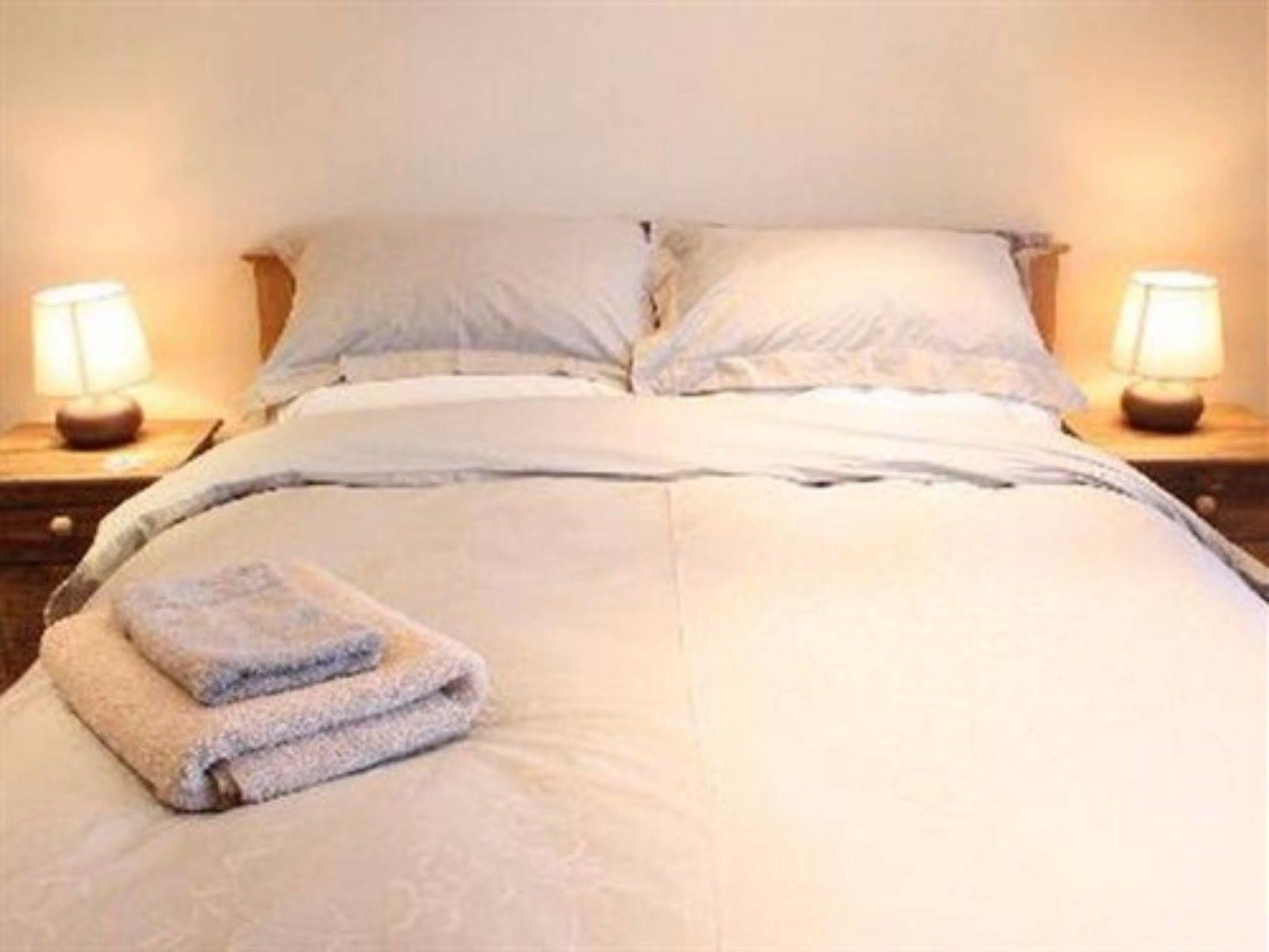 The Crown Radnage Hotel Luaran gambar